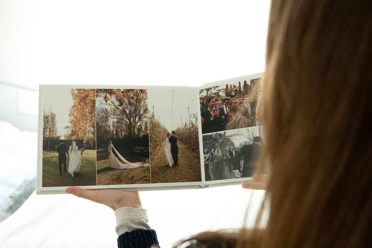 Un álbum de boda de Casa Pau abierto por una doble página con varias fotos de la boda